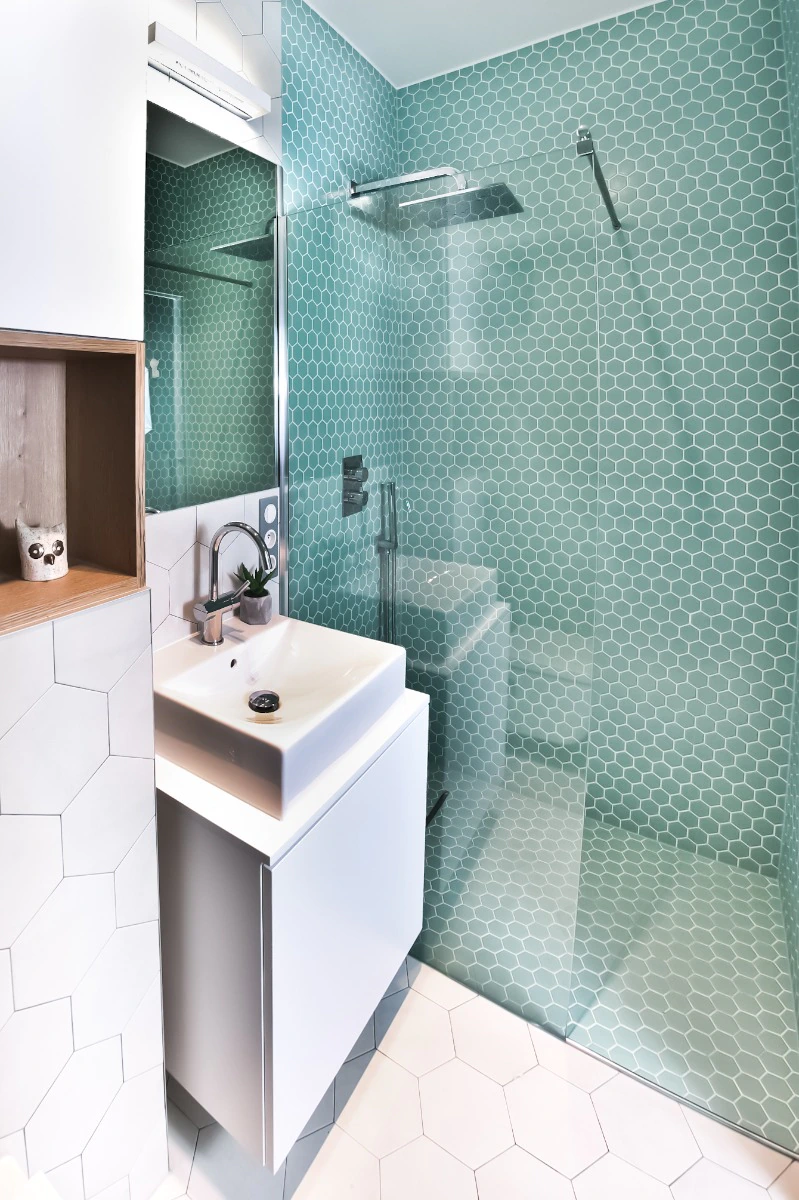 zloto w lazience zaslona wannowa plytki ceramiczne lazienkowe czarna podloga