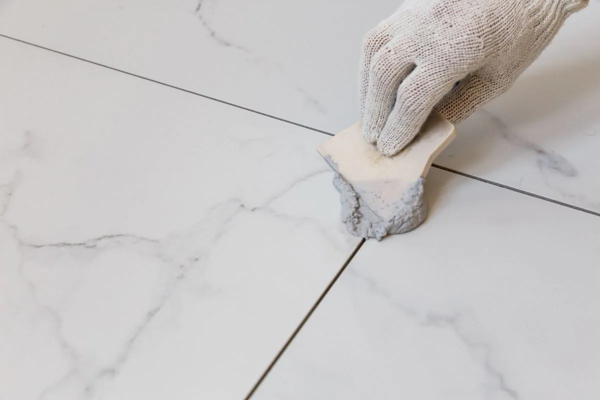 Jak wyczyścić fugi za pomocą szczoteczki? Praktyczne wskazówki Raw Decor!