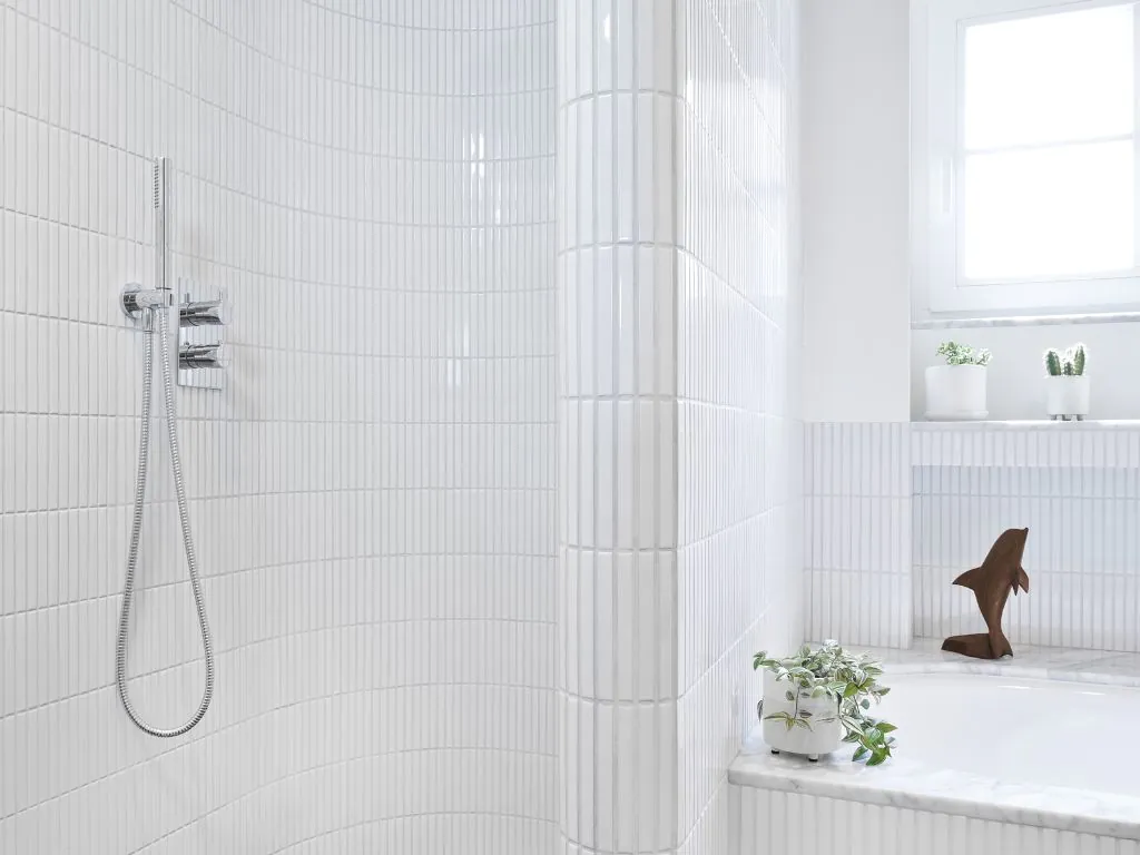 Jakie płytki na ścianę pod prysznic? Inspiracje Raw Decor!