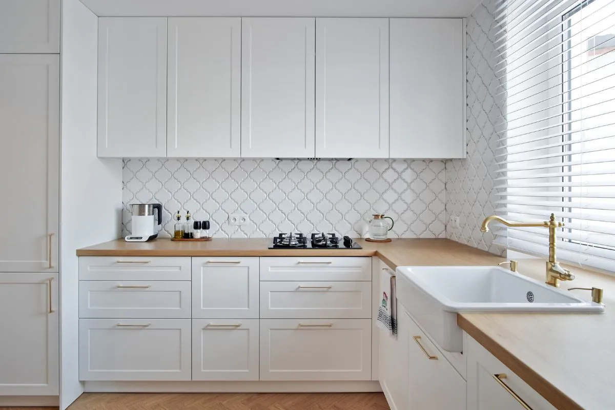 Zaprojektuj wymarzoną kuchnię z eleganckimi płytkami Raw Decor