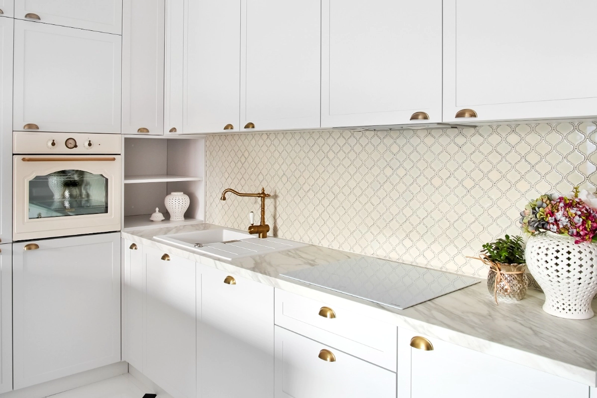 plytka-arabeska-srednia-kremowa-polysk-raw-decor