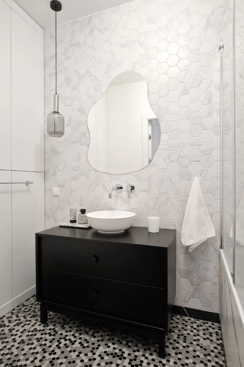 jak-nie-popelnic-bledu-przy-wyborze-plytek-dekoracyjnych-do-lazienki-raw-decor-heksagon-xl-marble-na-scianie