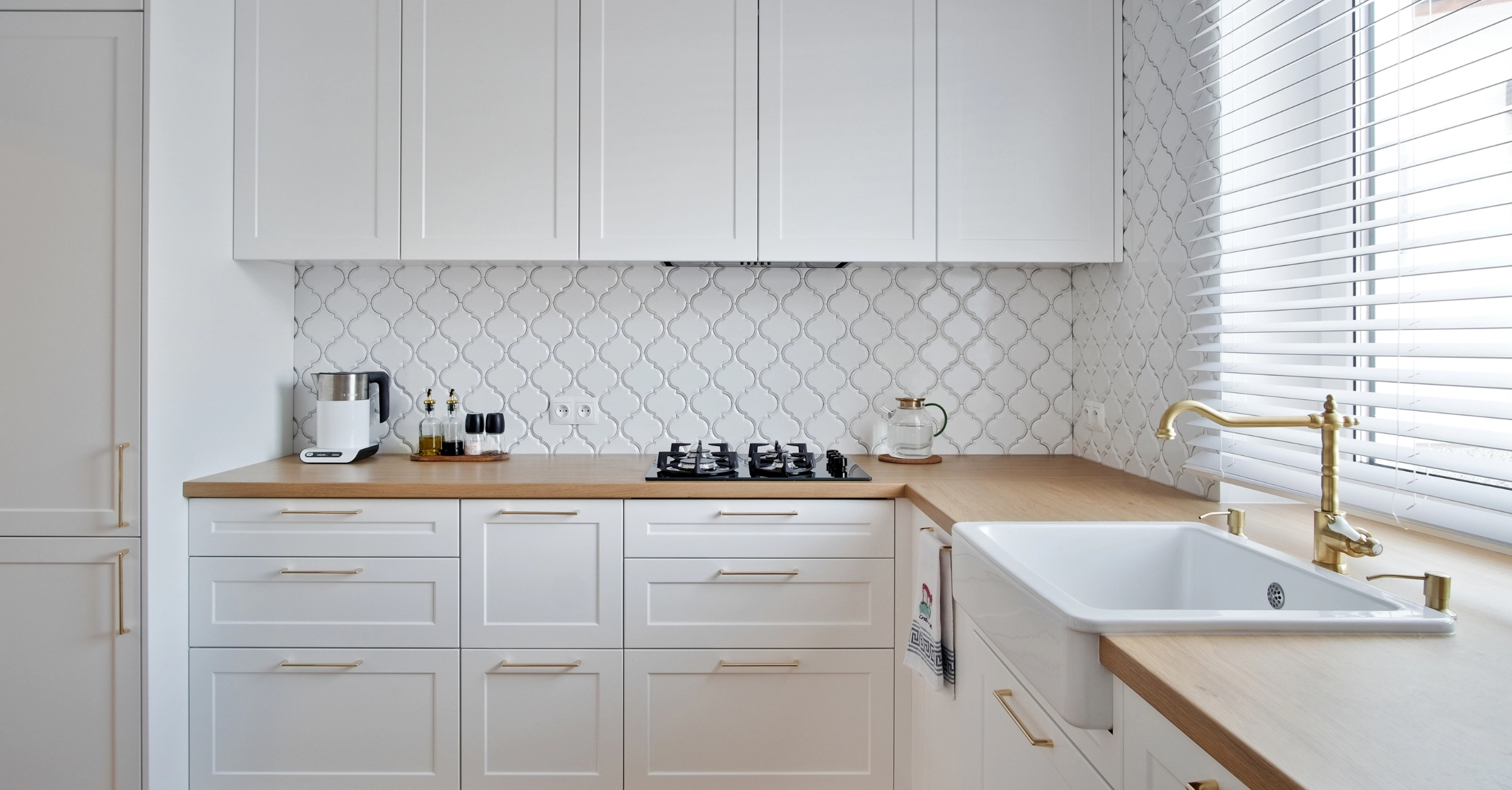 banner-arabeska-carska-nad-blatem-plytki-do-kuchni-na-sciane-raw-decor-poradnik