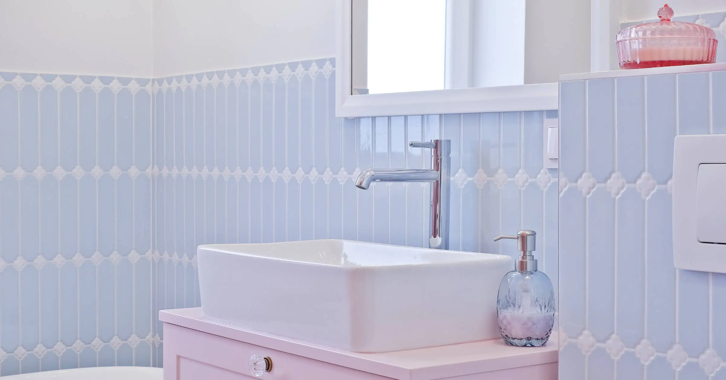 banner-aranzacja-sciany-prysznicowej-mozaika-cecile-baby-blue-polysk-raw-decor-poradnik-blog