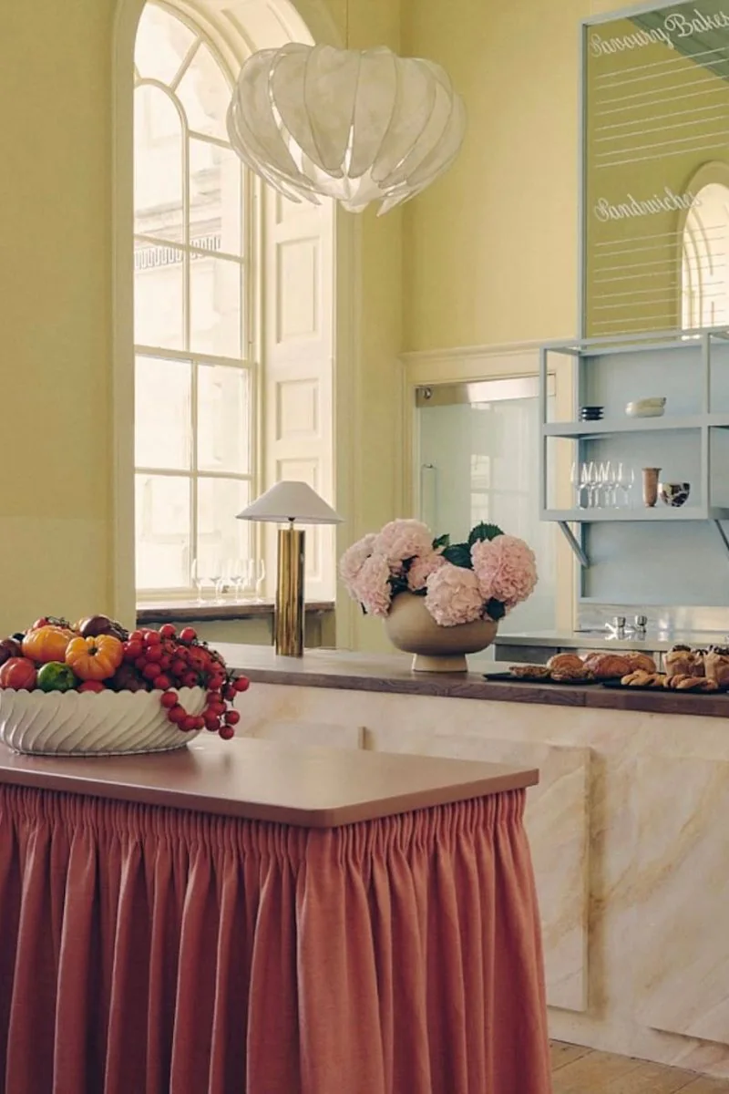 butter-yellow-i-jasny-blekit-hit-sezonu-2025-wnetrze-kuchni-w-najmodniejszych-kolorach-inspiracje-raw-decor-zrodlo-ig-duelle.studio