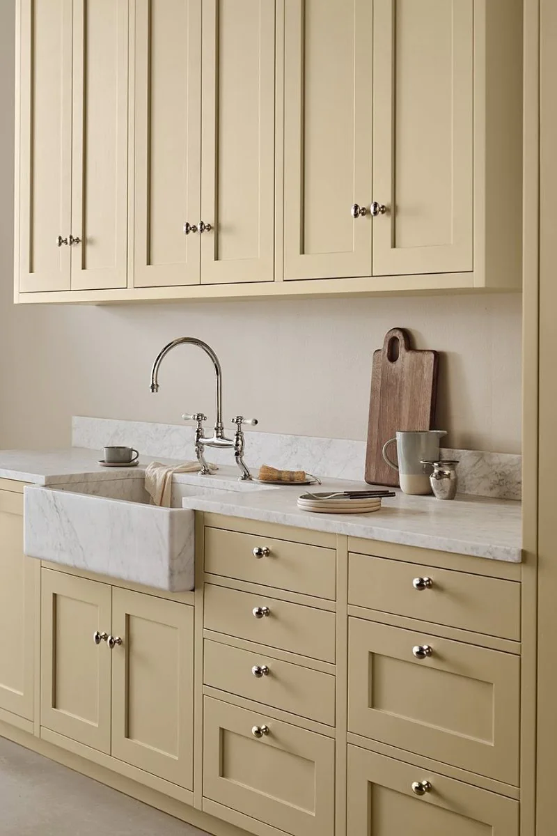 czy-butter-yellow-jest-odpowiedni-do-malej-kuchni-odpowiada-raw-decor-zrodlo-ig-nordiskakok