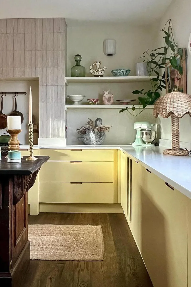 jak-laczyc-butter-yellow-z-innymi-kolormai-w-kuchni-podpowiada-raw-decor-biale-plytki-zolte-fronty-zrodlo-ig-_lisa_dawson_