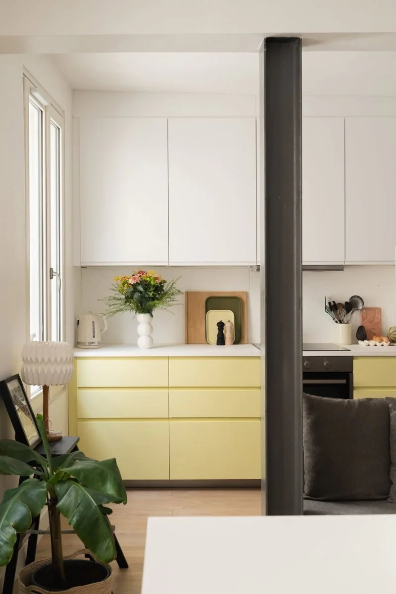 jakie-sa-trendy-kolorystyczne-w-kuchniach-na-wiosne-2025-butter-yellow-na-dolnych-frontach-kuchennych-biale-plytki-inspiracje-raw-decor-zrodlo-ig-plum.living