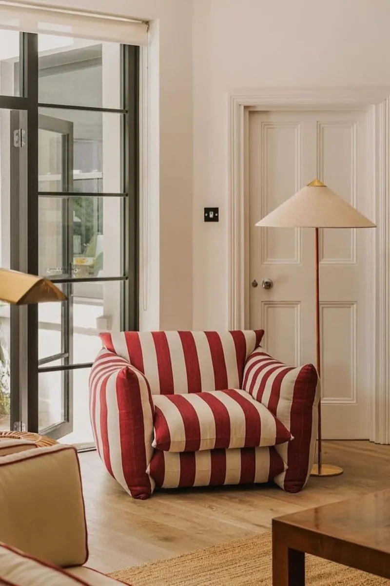 cherry-coded-we-wnetrzach-nowy-trend-czerwien-w-aranzacji-foel-w-paski-w-eleganckim-salonie-inspiracje-raw-decor-zrodlo-ig-lucyalicehome
