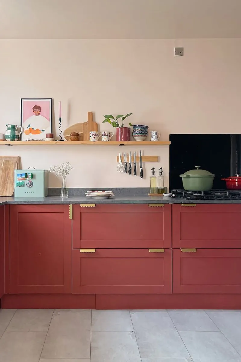 cherry-red-nowy-trend-w-aranzacji-wnetrz-inspiracje-kuchni-z-raw-decor-zrodlo-ig-tahiras.home