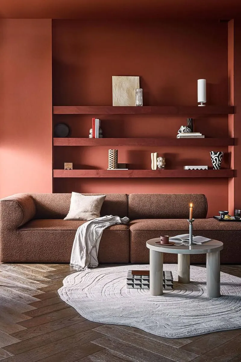elegancka-czerwien-w-aranzacji-wnetrz-sciany-w-salonie-w-rdzawym-kolorze-inspiracje-raw-decor-zrodlo-ig-sanneketelaar_