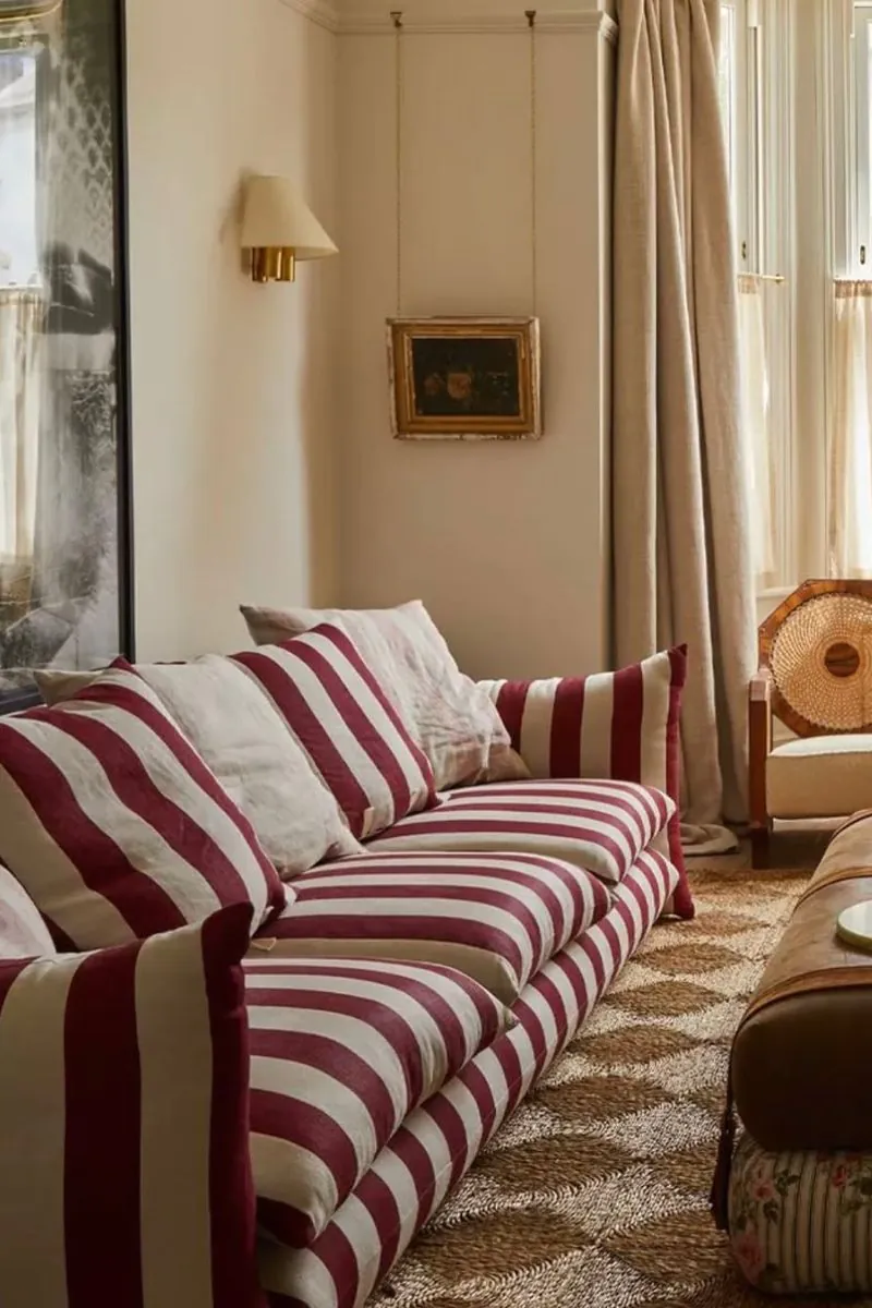 eleganckie-aranzacje-z-wykorzystaniem-czerwieni-w-salonie-inspiracje-raw-decor-zrodlo-ig-lucyalicehome
