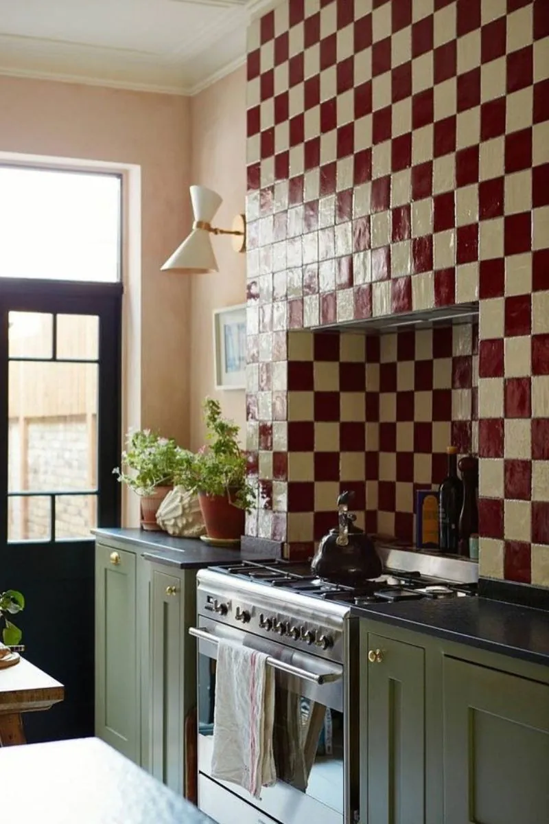 jak-stylizowac-kolor-cherry-red-we-wnetrzach-plytki-szachownica-jako-fartuch-kuchenny-raw-decor-radzi-zrodlo-ig--lucyalicehome