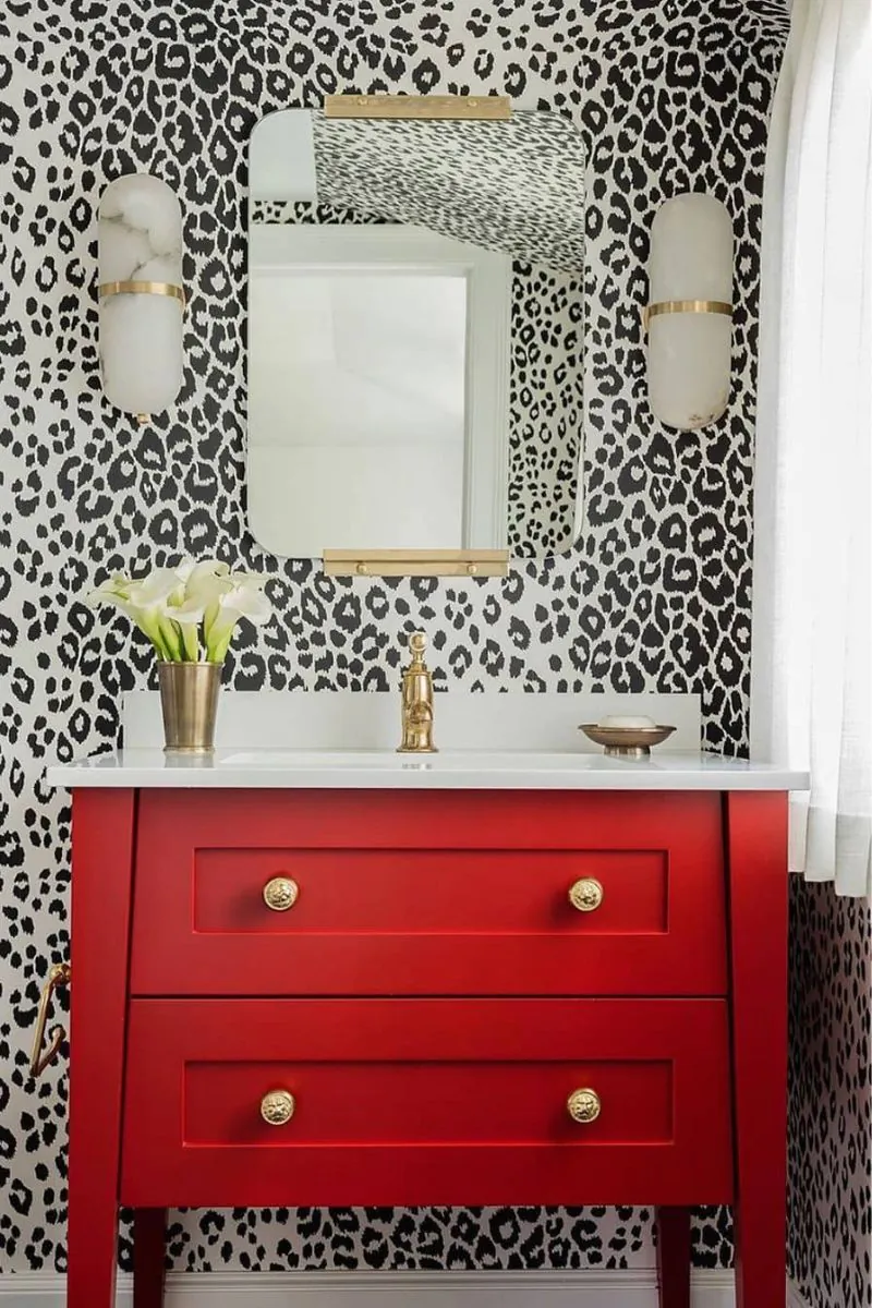 nowoczesne-wnetrza-z-czerwonym-akcentem-lazienka-art-deco-tapeta-w-cetki-cherry-red-szafka-lazienkowa-pirady-raw-decor-zrodlo-ig-mandarina_studio_