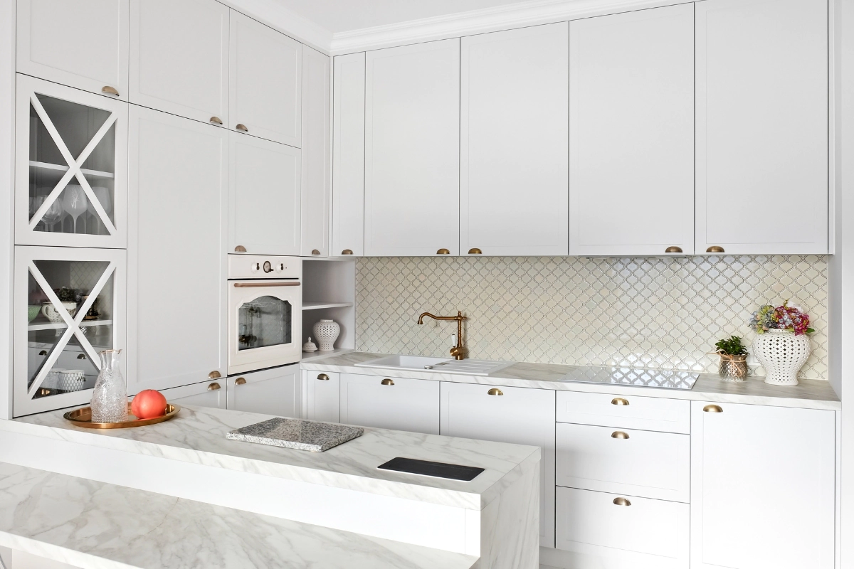 bezowy-kolor-scian-z-czym-laczyc-color-blocking-mozaika-arabeska-srednia-kremowa-polysk-raw-decor