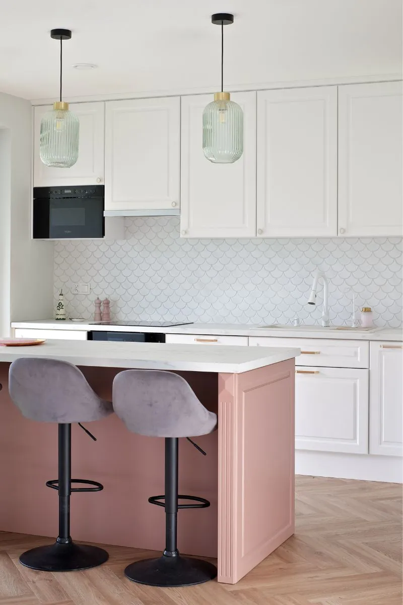 nowoczesna-mozaika-w-modnym-wnetrzu-flabellum-white-matowy-na-scianie-miedzy-szafkami-kuchennymi-rybia-luska-raw-decor-trendy-2025