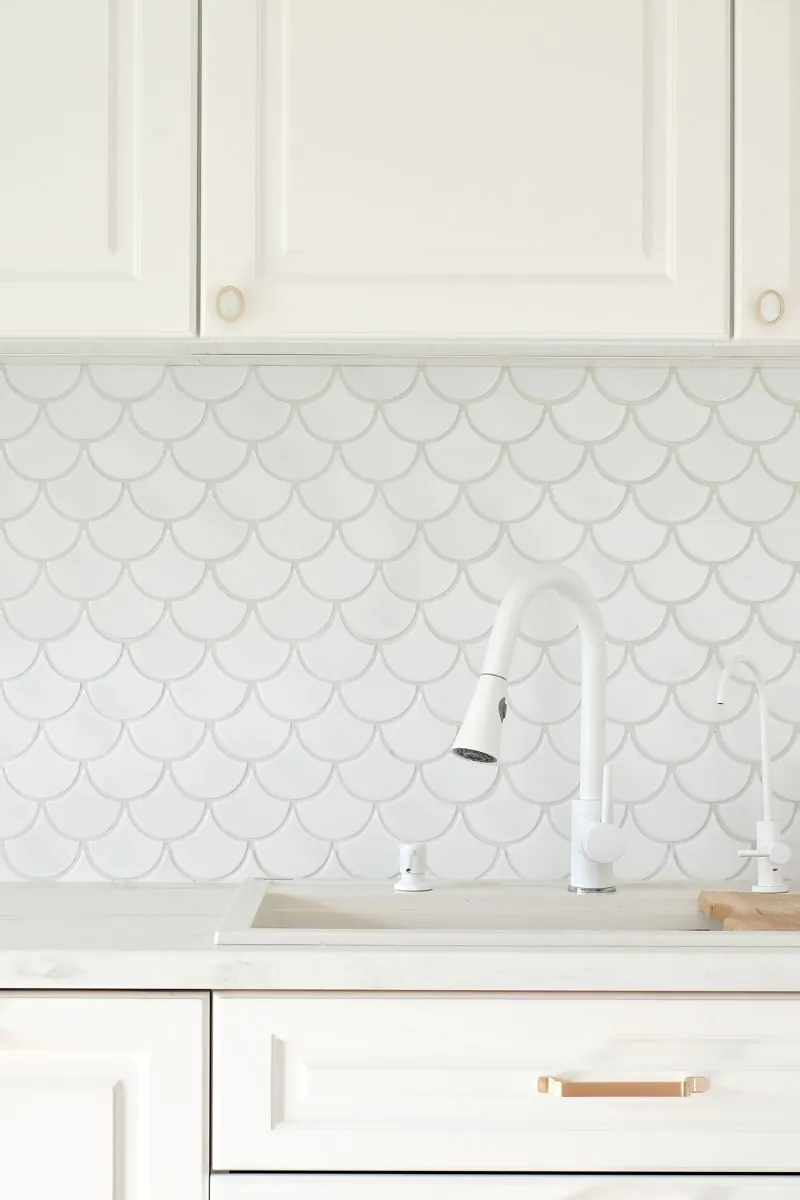 zblizenie-na-fartuch-kuchenny-z-mozaika-flabellum-white-matowy-modne-wzory-trendy-2025-w-projektowaniu-wnetrz