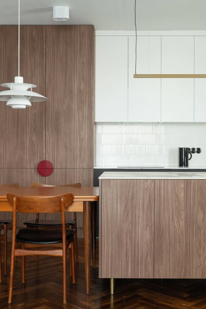 czy-styl-dark-japadni-jest-dla-ciebie-plytki-stick-bialy-matowy-na-scianie-w-kuchni-zrodlo-ig-qbik.design