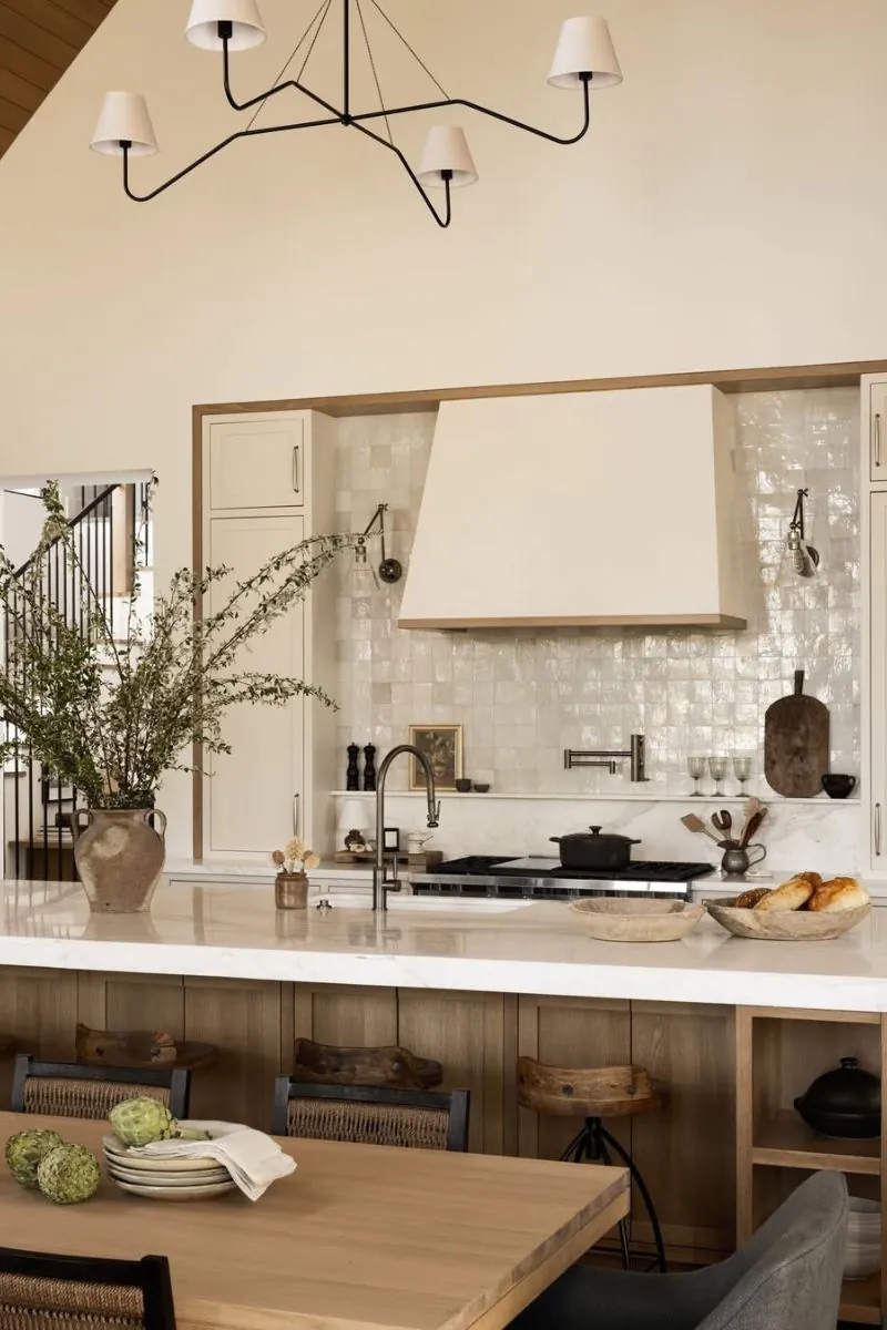 przestronna-i-funkcjonalna-kuchnia-w-stylu-amerykanskim-plytki-do-kuchni-na-scianie-miedzy-szafkami-kwadratowe-inspiracje-raw-decor-zrodlo-ig-studiomcgee