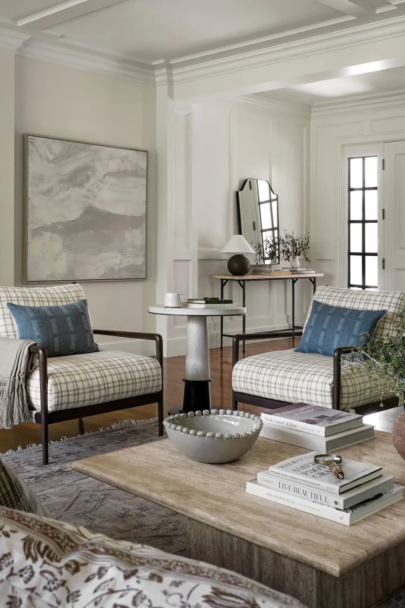 styl-amerykanski-w-domu-przytulny-salon-jasna-kolorystyka-beze-szarosci-miekkie-materialy-inspiracje-raw-decor-zrodlo-ig-studiomcgee