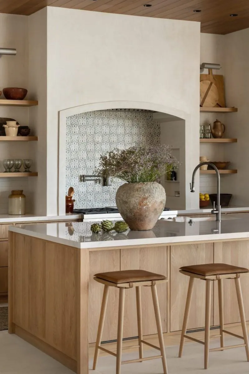 styl-hamptons-we-wnetrzach-kuchni-stylowa-aranzacja-naturalne-materialy-raw-decor-inspiruje-zrodlo-ig-studiomcgee