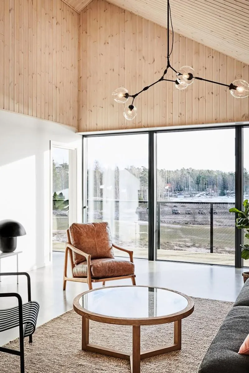przestronne-wnetrze-salonu-w-stylu-friluftsliv-inspiracje-raw-decor-zrodlo-ig-adatreehouse
