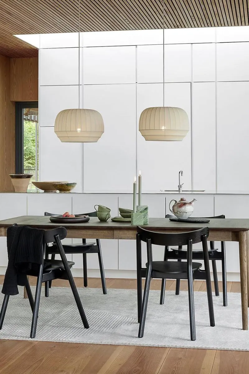 skandynawski-design-ponadczasowe-wnetrza-jadalnia-w-stylu-friluftsliv-inspiracje-raw-decor-zrodlo-ig-nordicnotesblog
