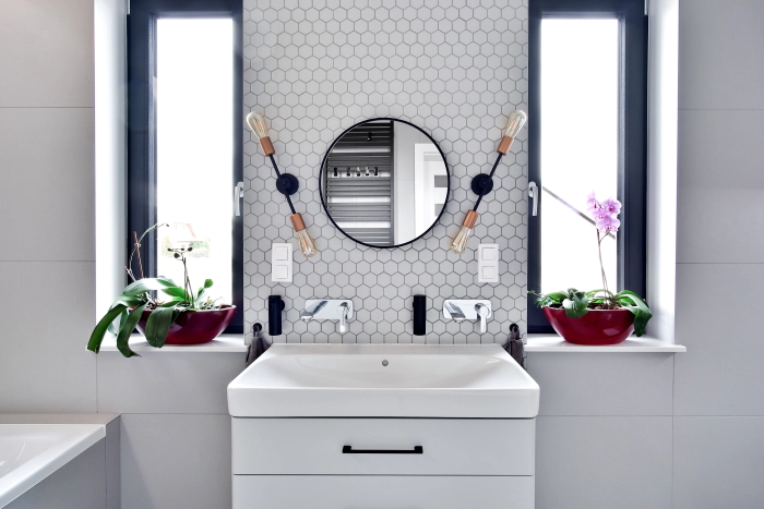prywatne spa biala cegla w lazience obrazy lustro w drewnie lazience