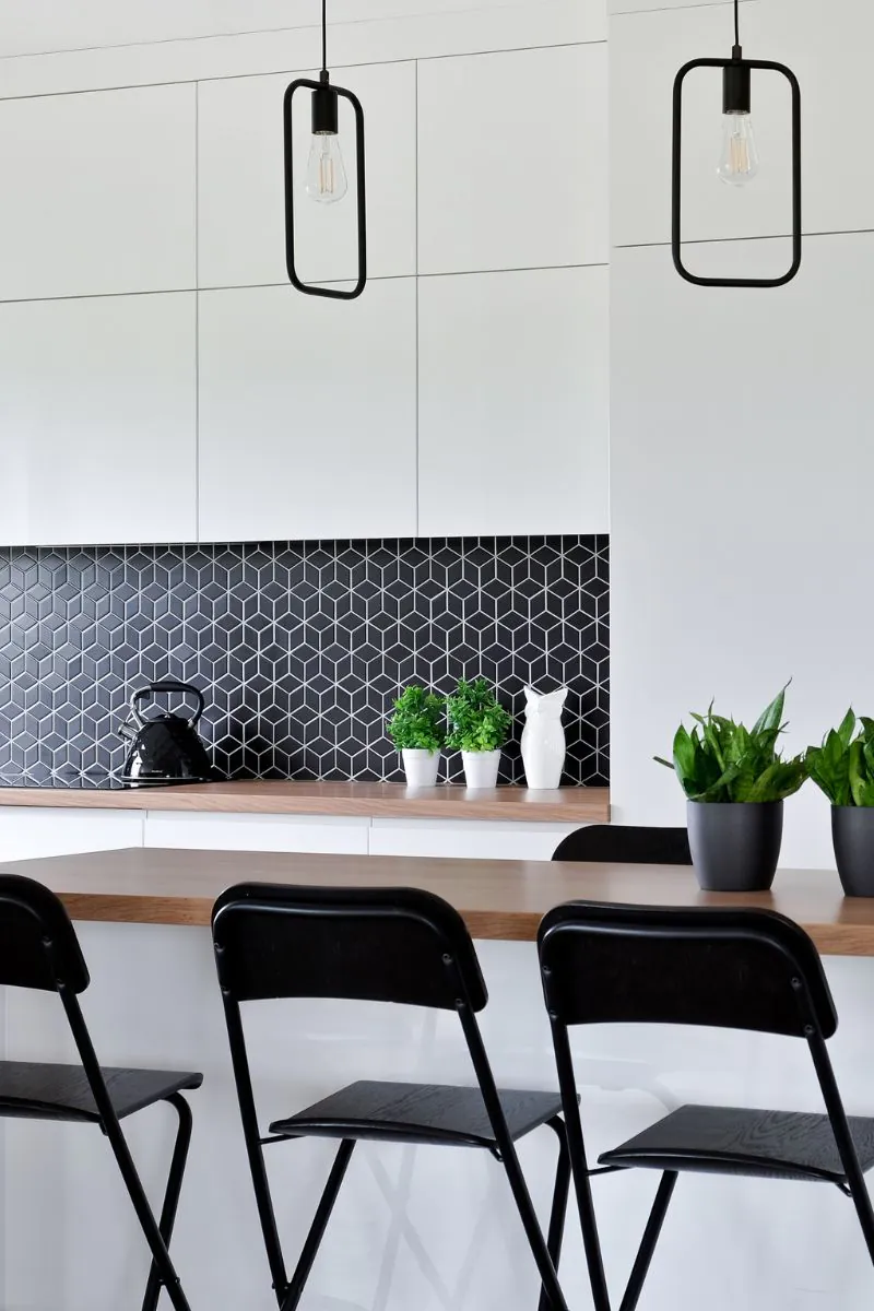 matowe-plytki-do-kuchni-diamond-czarny-matowy-raw-decor-biale-meble-drewniany-blat-inspiracje