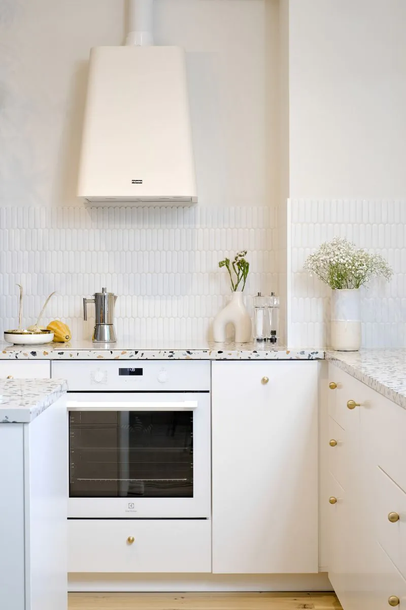 jak-prowadzic-pierwszy-rzad-plytek-eclair-paris-bialy-matowy-w-kuchni-nad-blatem-raw-decor-podpowiada