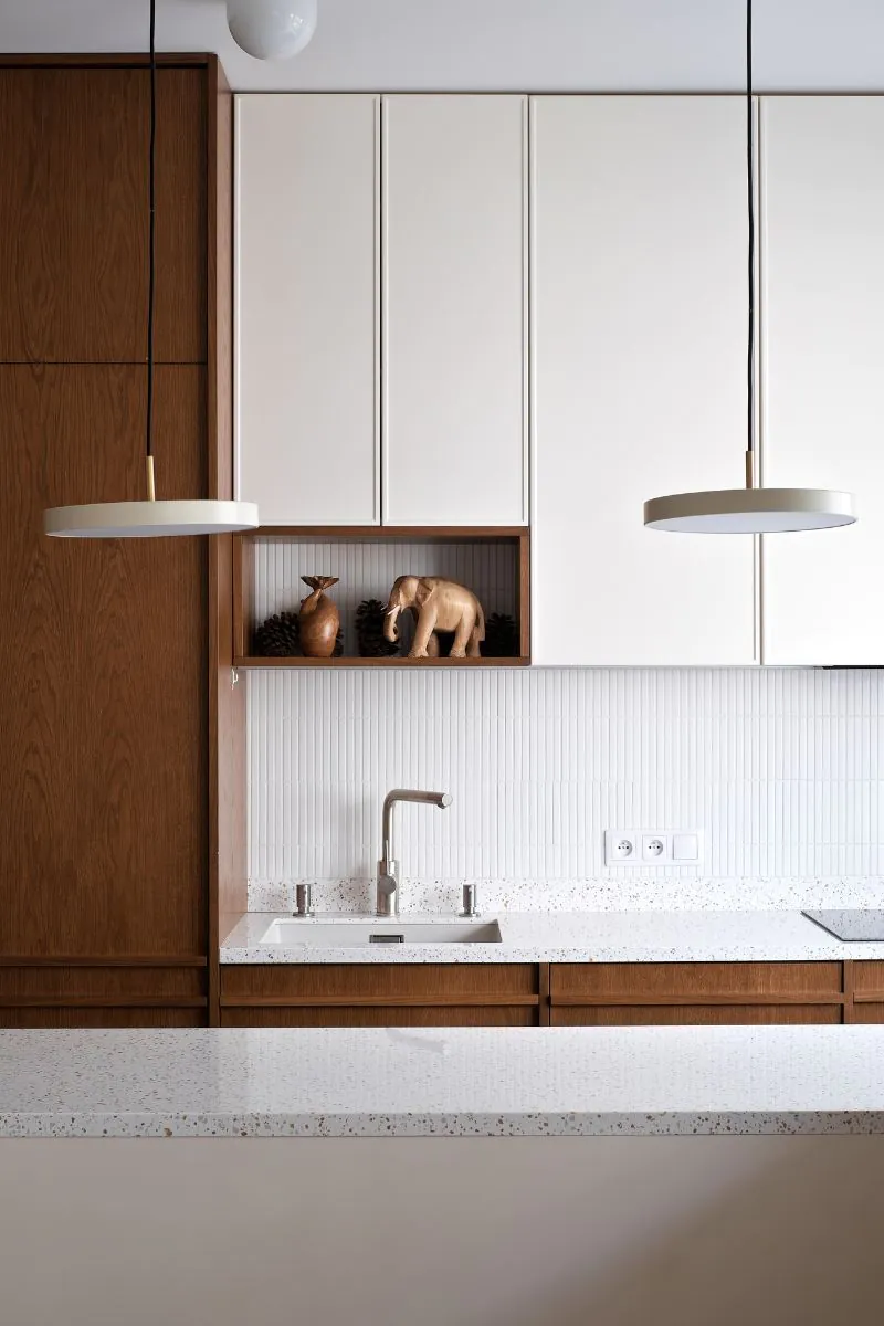 ukladanie-plytek-sciennych-krok-po-kroku-kuchnia-z-mozaika-stick-bialy-matowy-raw-decor-trendy-2026