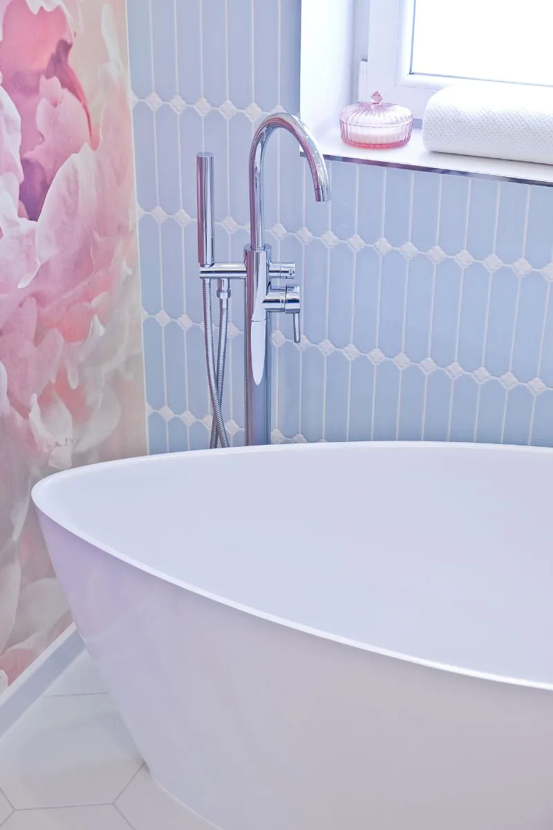 usuniecie-starej-fugi-mozaika-cecile-baby-blue-polysk-z-biala-koniczyna-raw-decor