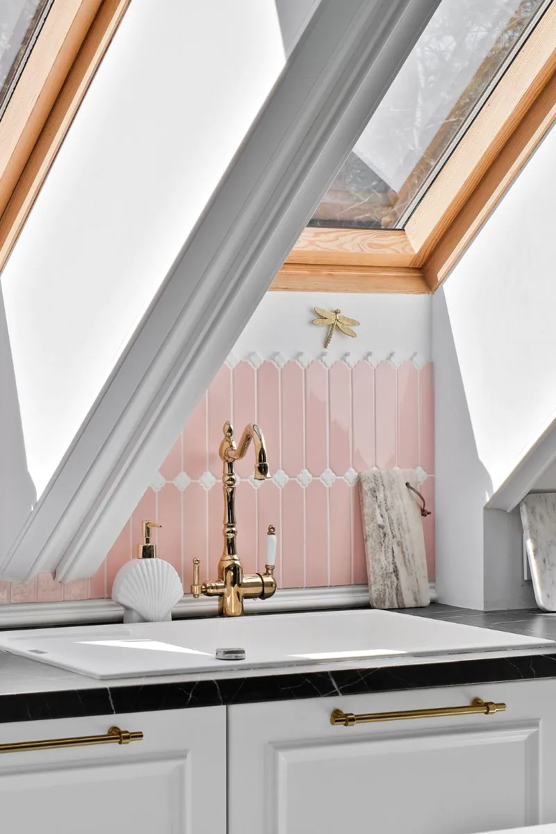 kafle-dekoracyjne-na-sciane-cecile-pink-polysk-z-biala-koniczyna-raw-decor-na-scianie-w-kuchni-na-poddaszu