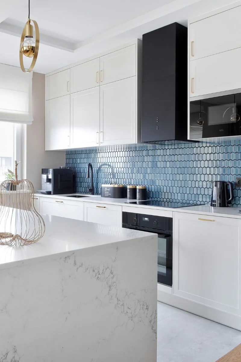 plytki-do-kuchni-na-sciane-pomiedzy-szafkami-heksalong-adriatyk-polysk-raw-decor-wnetrze-modern-classic