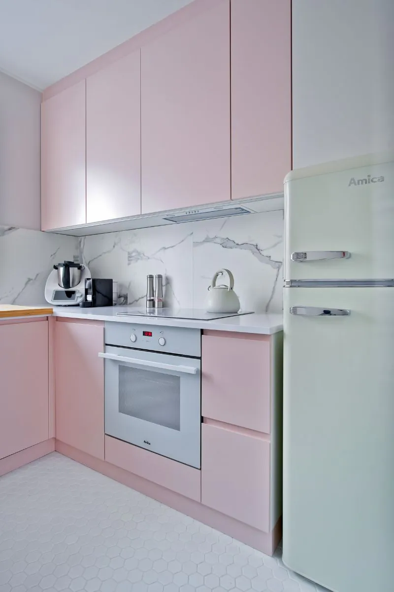 plytki-kuchenne-na-podloge-heksagon-duzy-bialy-matowy-wnetrze-w-stylu-retro-rozowe-fronty