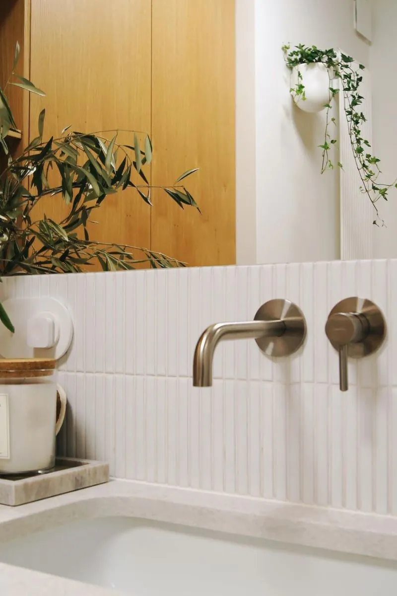 jakie-plytki-do-lazienki-bez-okna-radzi-raw-decor-mozaika-stick-bialy-matowy-na-scianie-za-lustrem-zrodlo-ig-wedwiestudio