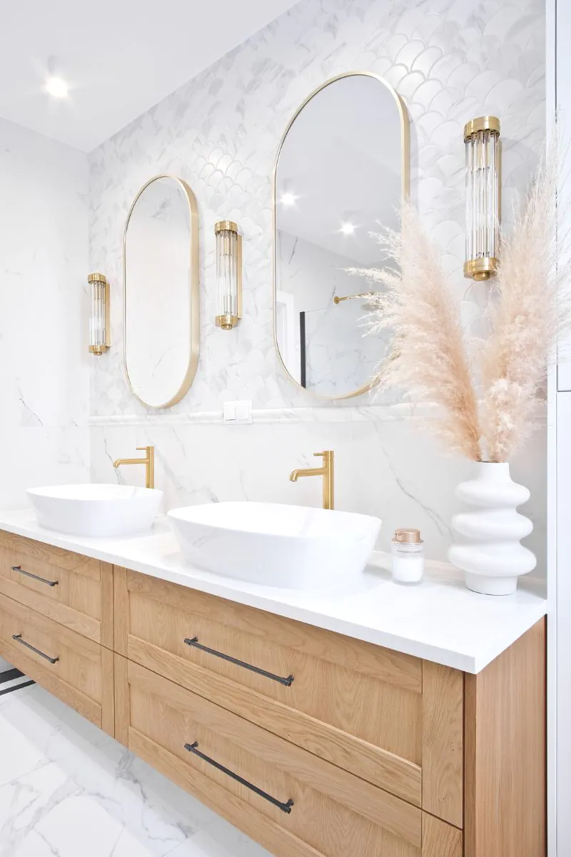luksus-z-minimalizmem-lazienka-w-stylu-minimaluxe-mozaika-flabellum-marble-mat-raw-decor-na-scianie-za-lustrem
