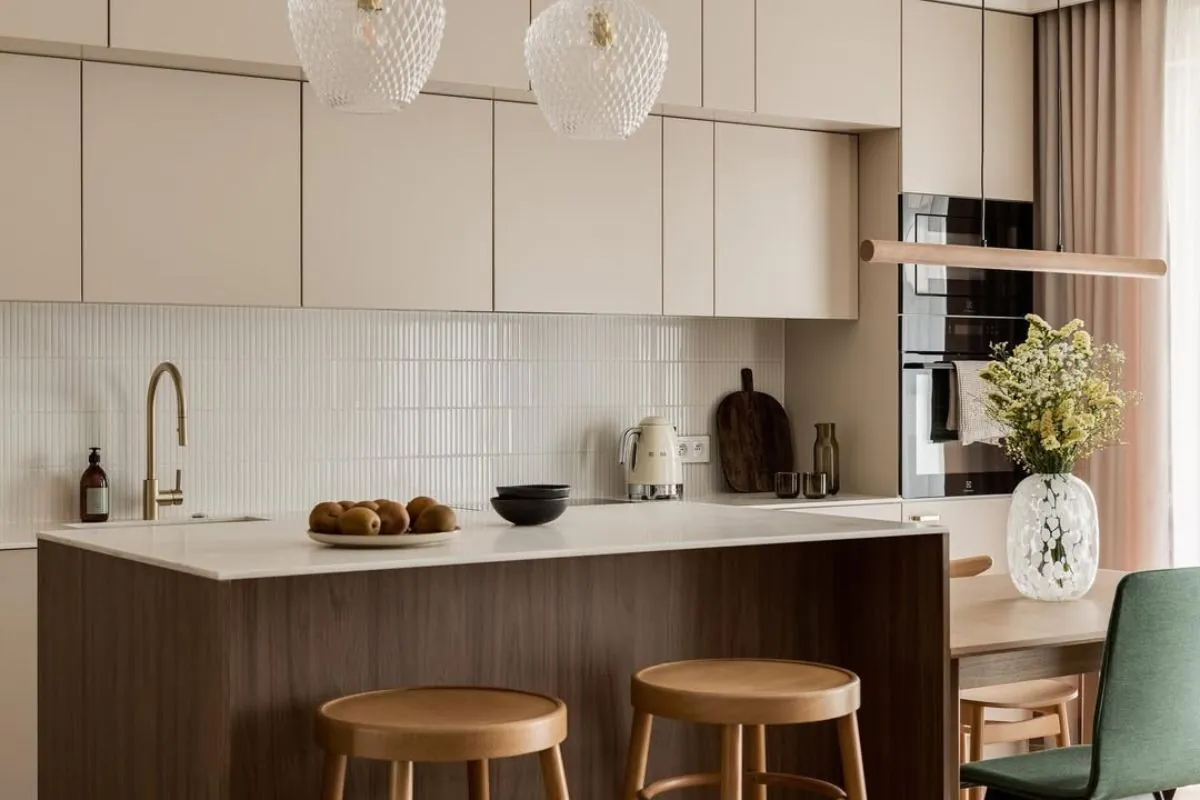 kuchnia-kaszmirowa-z-moziaka-stick-bialy-matowy-bestseller-raw-decor-na-scianie-zrodlo-ig-grupanono