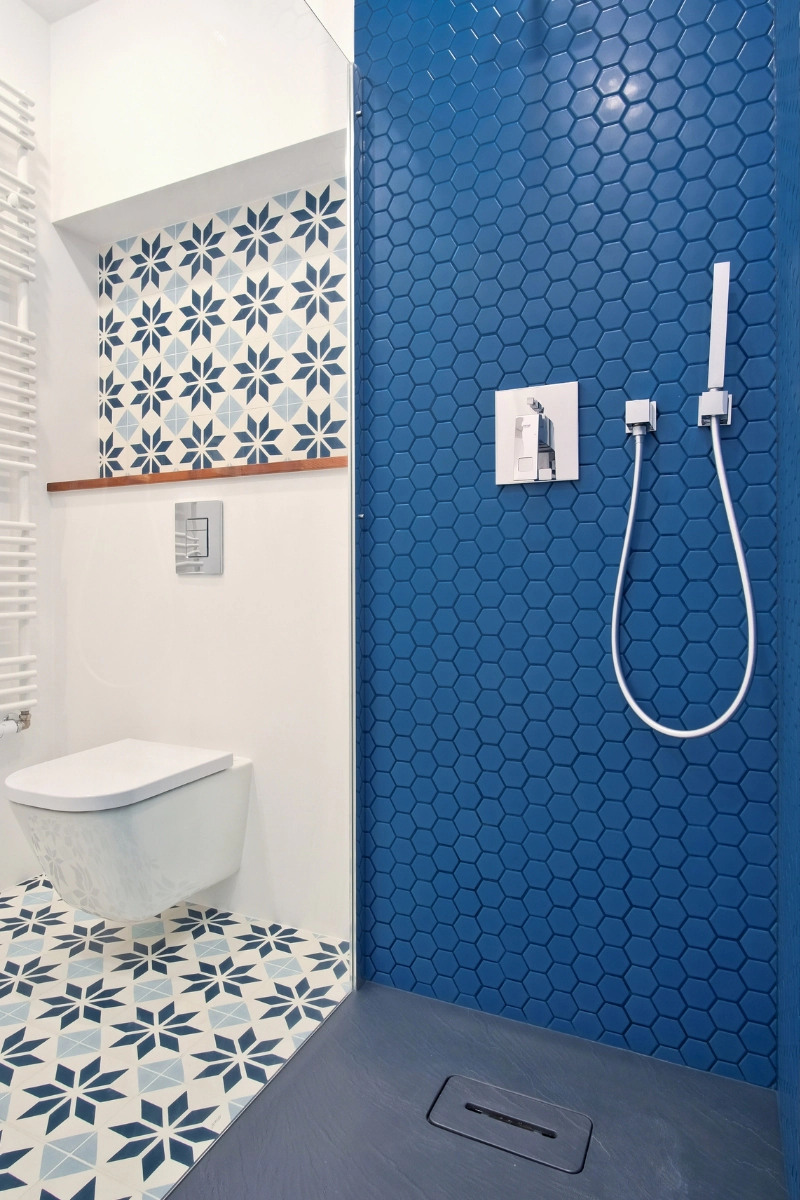 energiczna-aranzacja-lazienki-inspirowanej-latami-80-plytki-heksagon-duzy-old-navy-pod-prysznicem-plytki-aztec-vector-na-podlodze-raw-decor