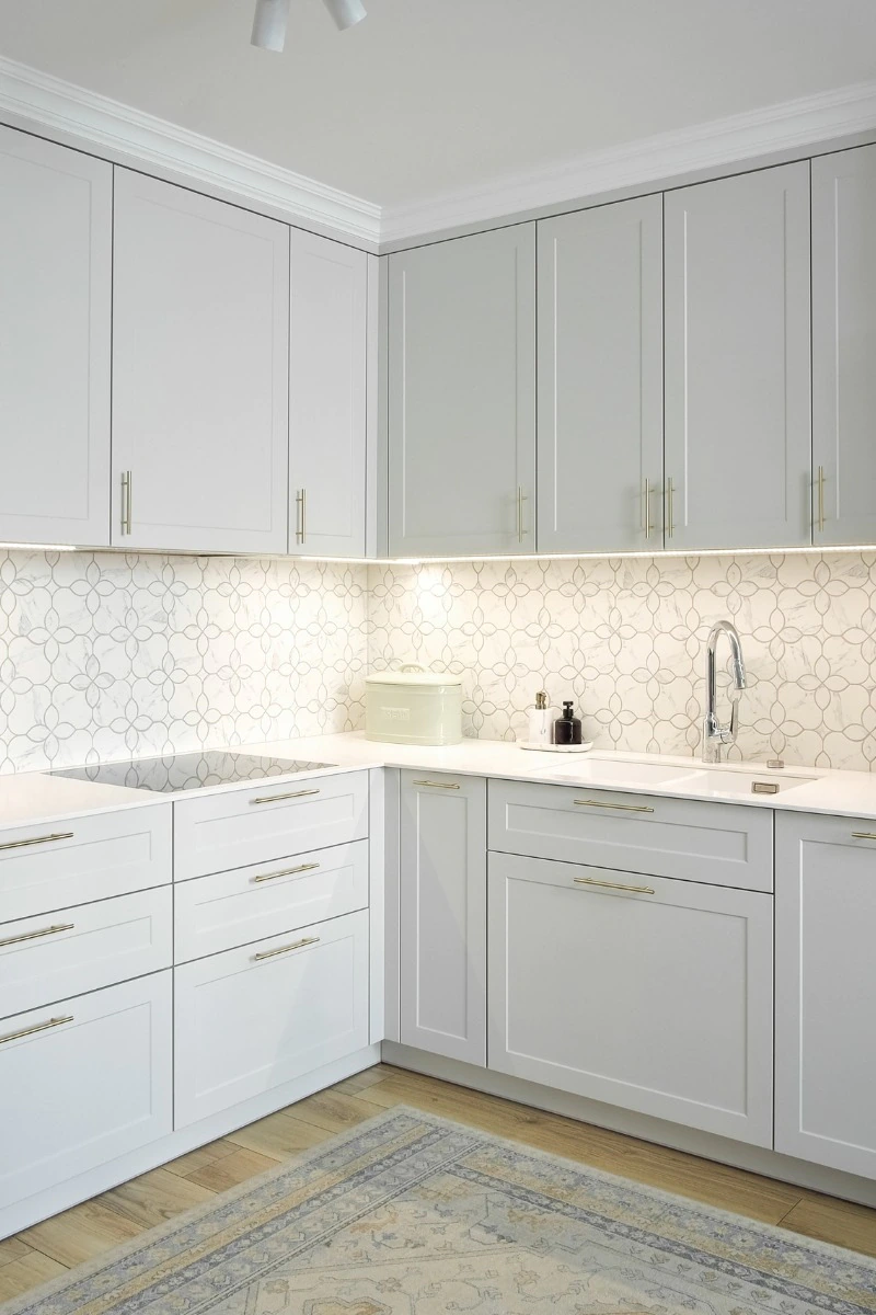kuchnia-we-wnece-bez-okna-lotus-marble-matowy-raw-decor-na-scianie-plytki-szklane