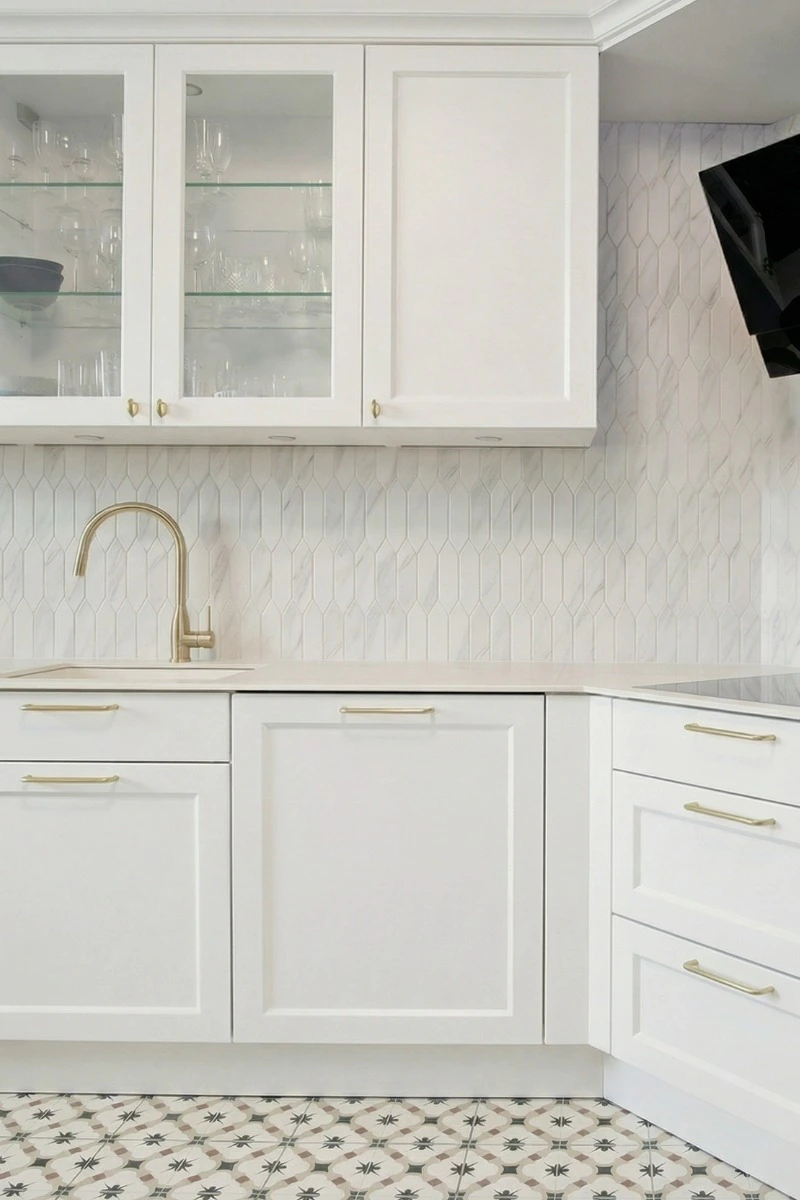 mala-kuchnia-bez-okna-aranzacje-z-plytkami-heksalong-marble-matowy-raw-decor