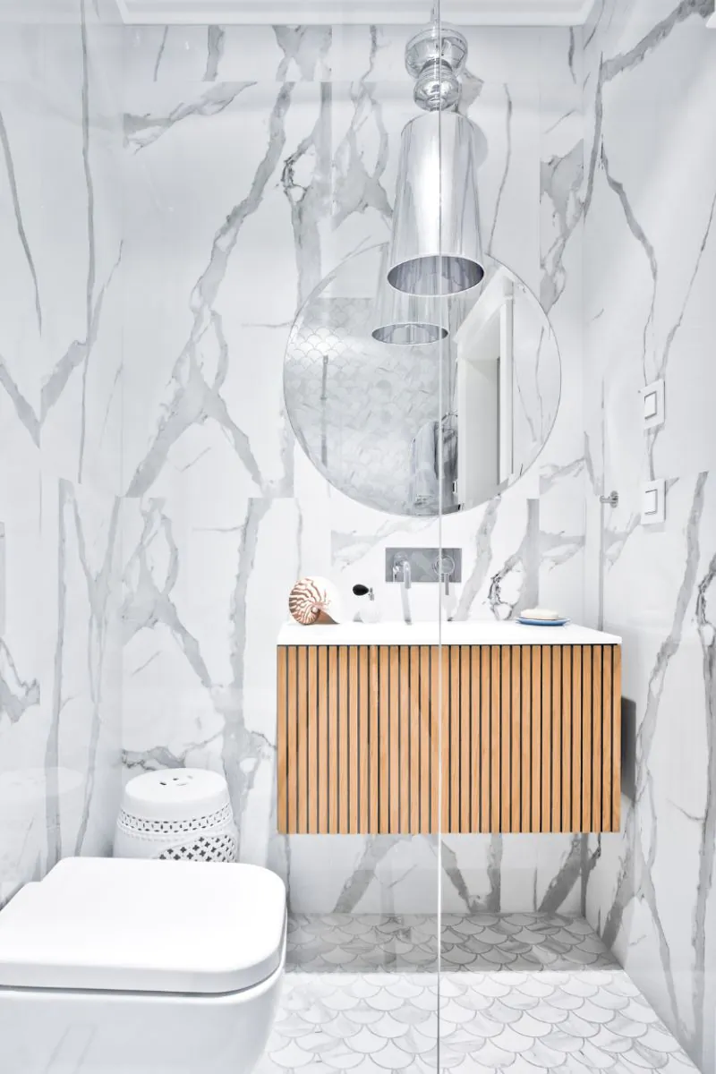 aranzacja-lazienki-prostota-z-luksusem-wnetrze-z-mozaika-na-podlodze-flabellum-marble-mat-raw-decor
