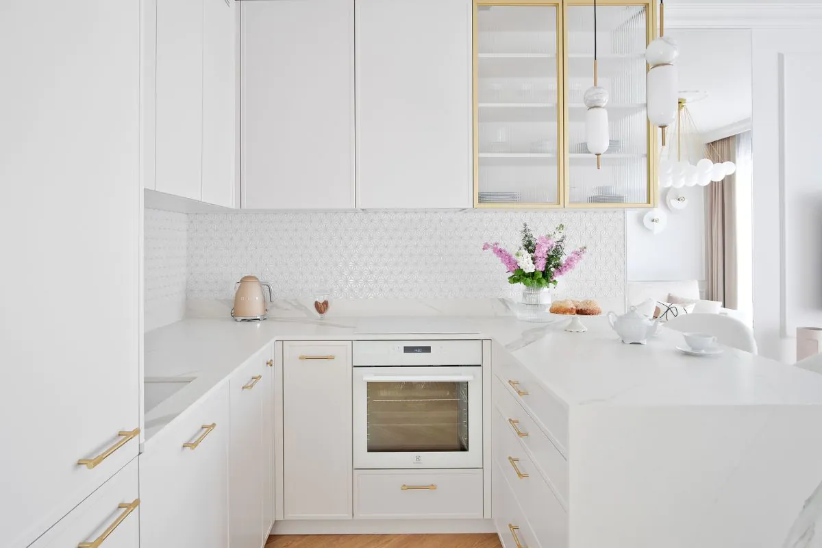 kuchnia-laczaca-luksus-z-minimalizmem-plytki-constellation-white-raw-decor-w-fartuchu-kuchennym-inspiracje-wnetrzarskie