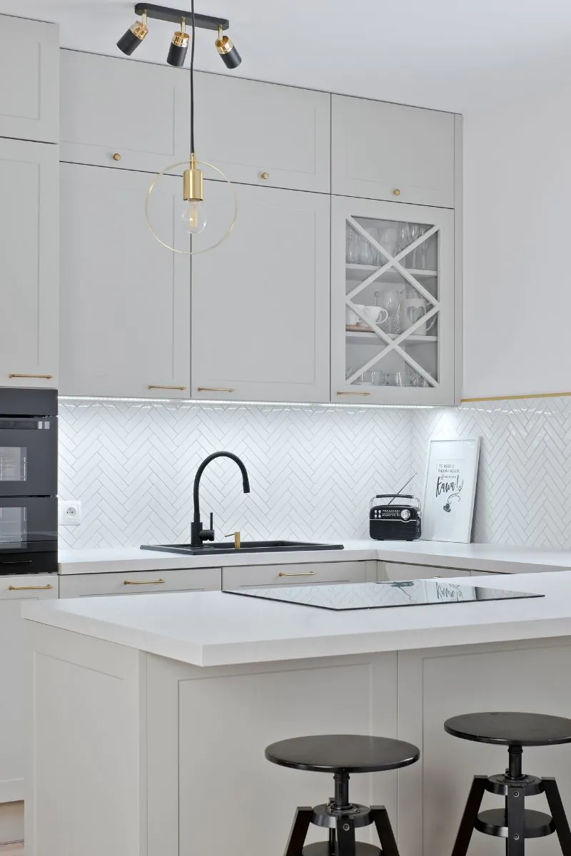 kuchnia-wnetrze-w-stylu-minimaluxe-fartuch-kuchenny-plytki-jodelka-xl-biala-polysk-raw-decor