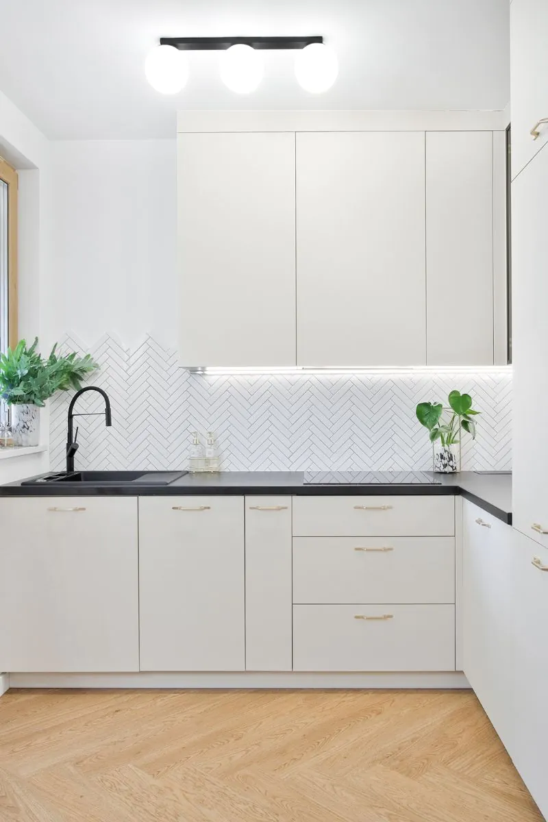 styl-minimaluxe-kuchnia-z-plytkami-jodelka-xl-biala-polysk-raw-decor-kaszmirowe-frony-minimalizm-luksus