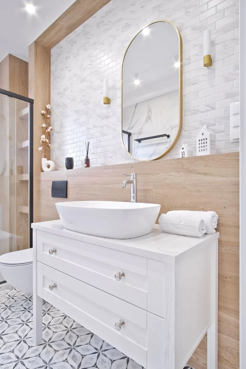 trend-minimaluxe-we-wnetrzu-lazienki-z-mozaika-cegielka-xl-marble-matowa-raw-decor