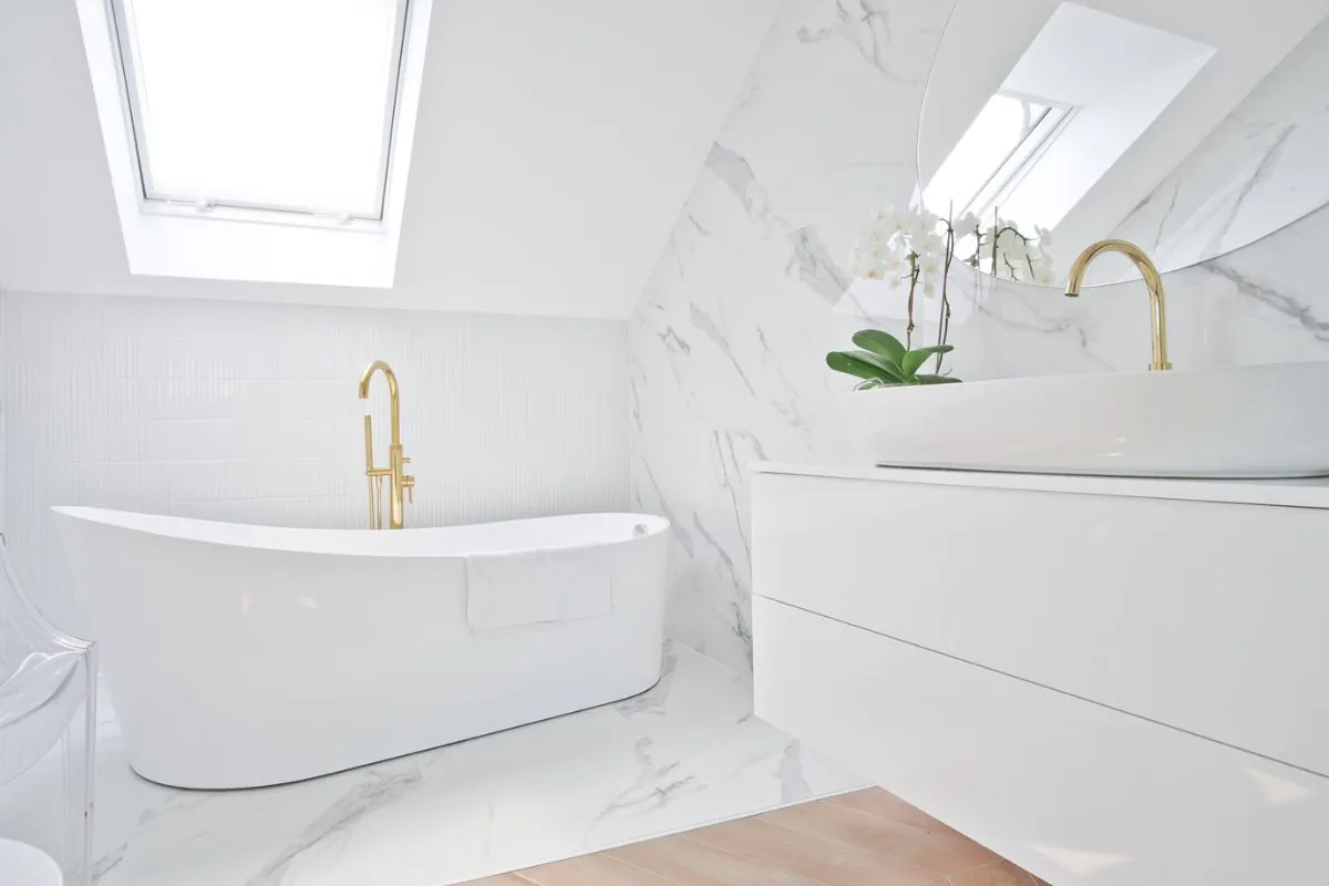 trendy-wnetrzarskie-2025-minimaluxe-prostota-z-luksusem-plytki-stick-bialy-matowy-raw-decor-marmur-zloto