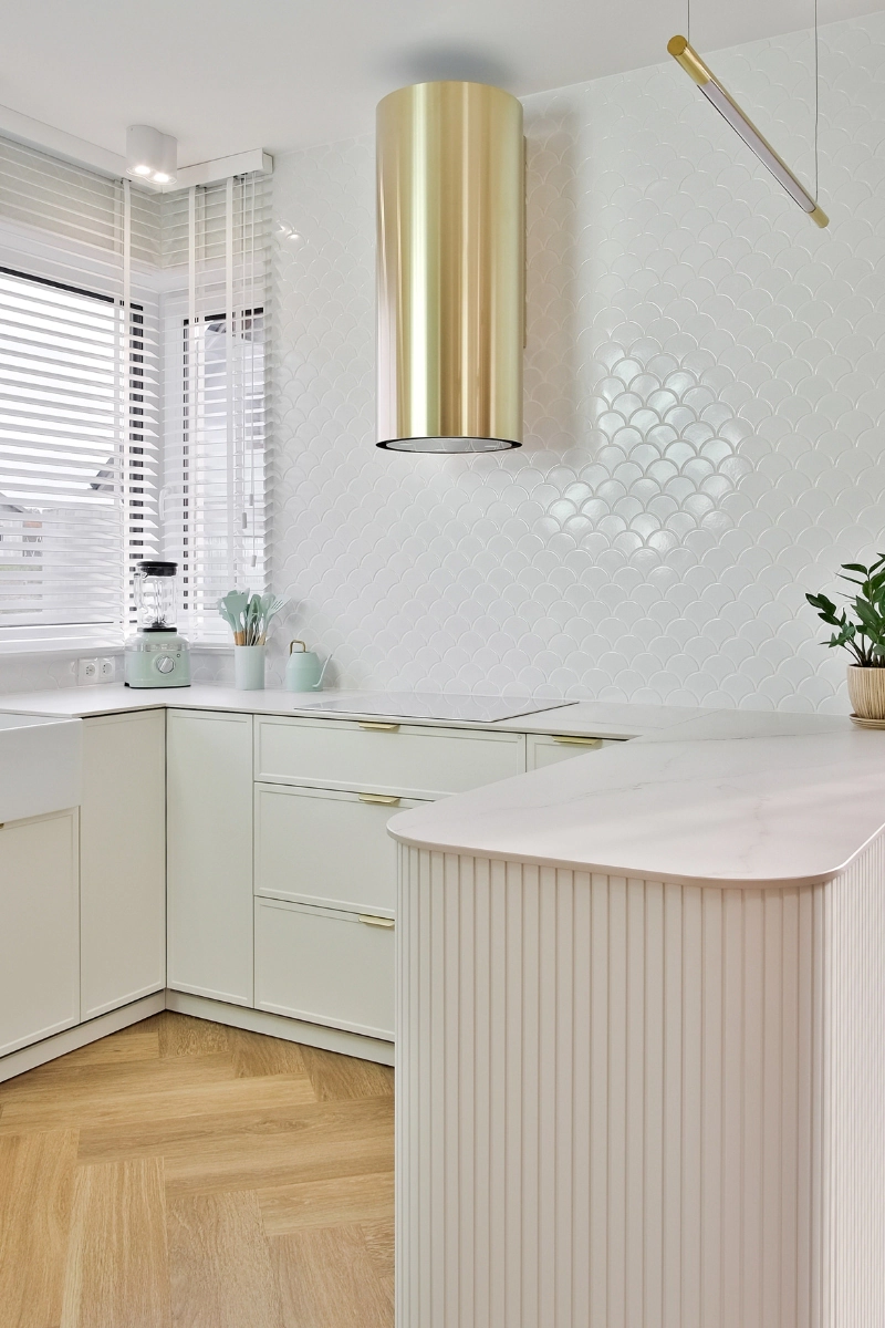 luksusowe-kuchnie-nowoczesne-zloto-kaszmir-mozaika-flabellum-white-polysk-raw-decor-wnetrze-ig-pukkalifestyle