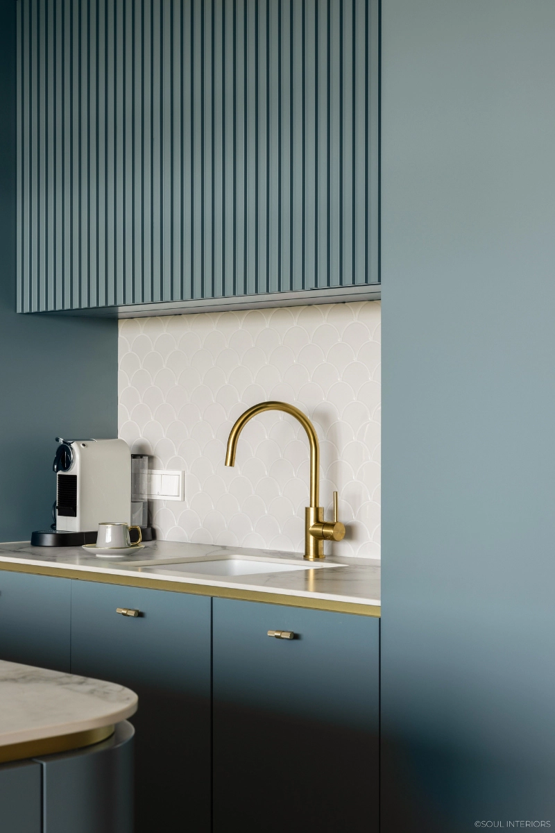 modna-kuchnia-2024-ryflowane-fronty-mozaika-flabellum-white-raw-decor-zlote-dodatki-projekt-soul-interiors