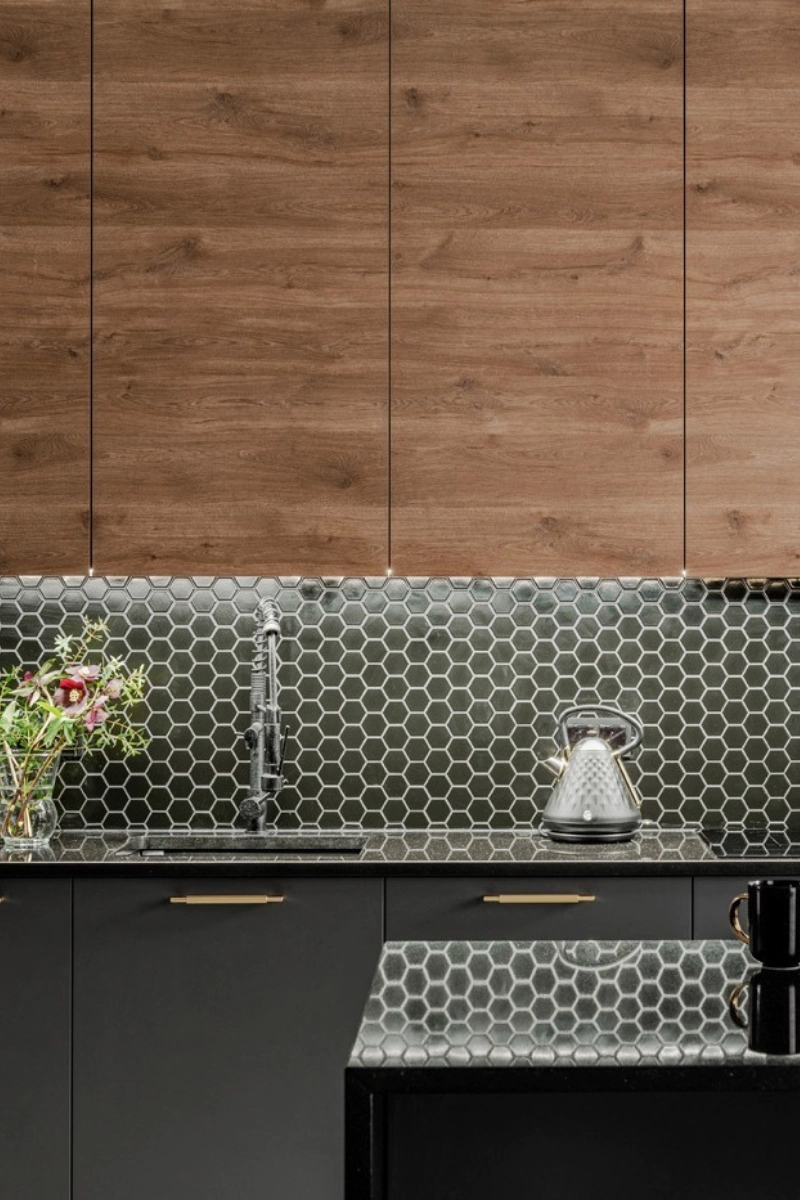 nowoczesna-kuchnia-z-ciemnym-drewnem-i-plytki-heksagon-raw-decor-zrodlo-ig-deerdesign.pl